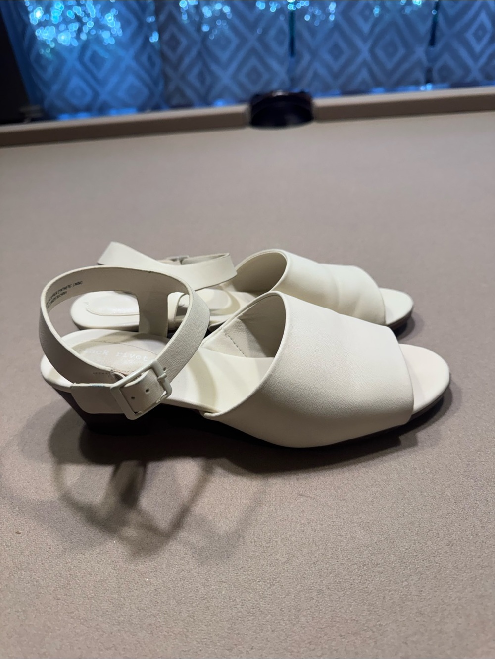 Black Rivet Melina open toe sandals cream white Sz 8.5 wide Adjustable strap